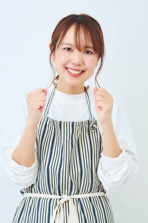 ガッツポーズをする料理家の山本ゆりさん
