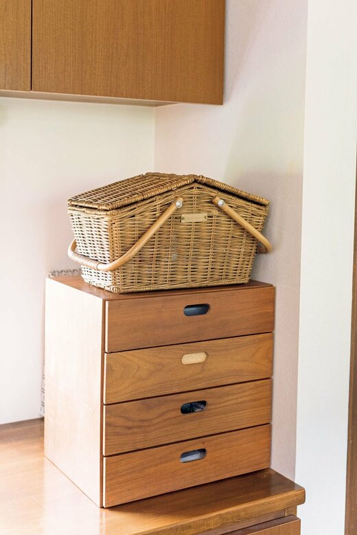棚の上のカゴ