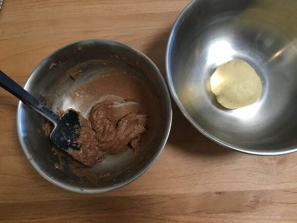 小麦粉をふるい入れてゴムベラで切るように混ぜ、牛乳を加えてさらに練り混ぜる。