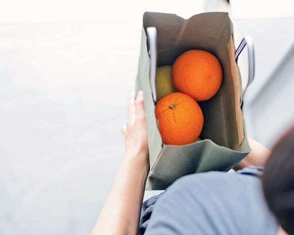紙袋にオレンジ