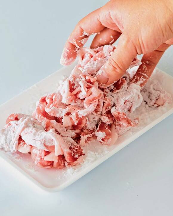 豚肉に片栗粉をまぶす