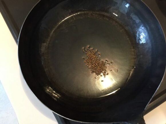 フライパンにサラダ油を熱し、クミンシードを入れます。