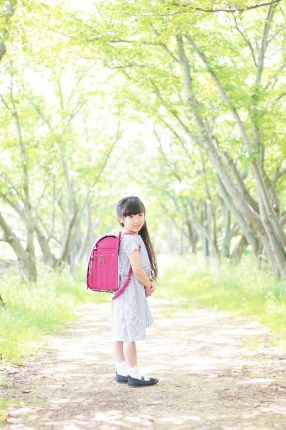 女の子とランドセル　横から