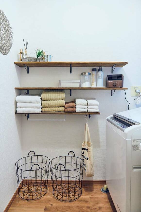 タオルや洗剤類を収納した棚と洗濯機