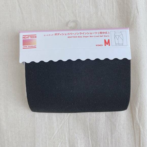 たたまれたボディシェイパーショーツ