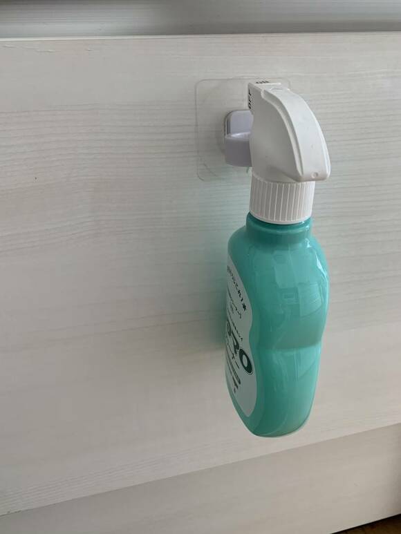 ホルダーに掃除スプレーを収納