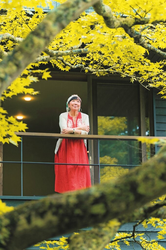 旅館で過ごす女性