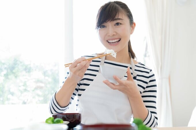 ごはんをたべる女性