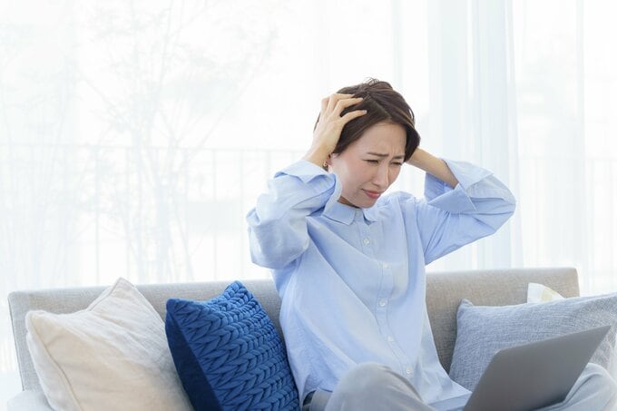 頭を抱える女性