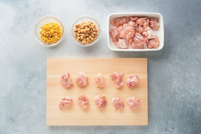 コーン鶏モモ肉など