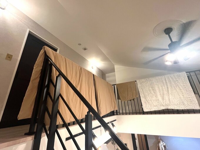 手すりに布団やタオルが干せる