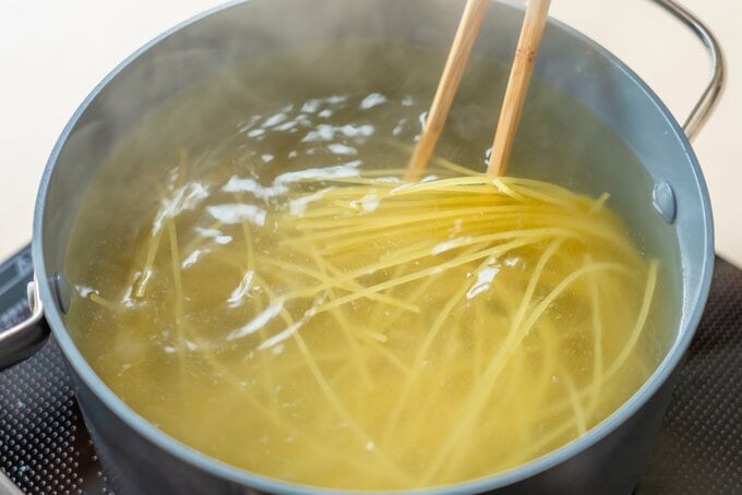 パスタを鍋で茹でている
