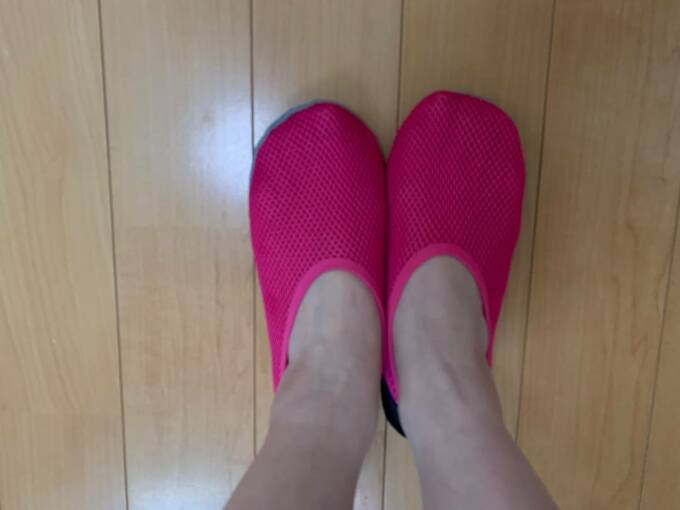 スリッポンタイプのスリッパ