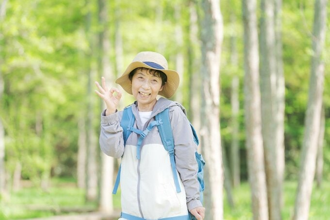 登山をするシニア女性
