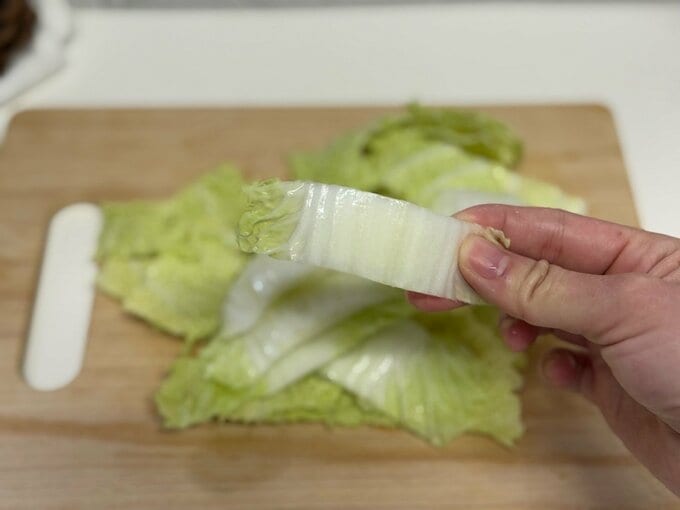 白菜を切る