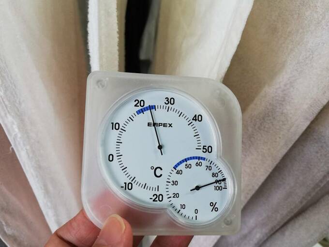 湿度計で洗濯物を干している部屋の湿度を確認