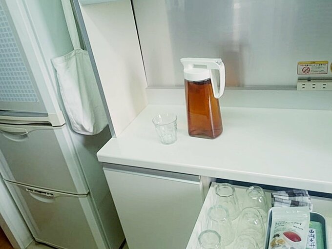 カウンターの上に置いたお茶のポットとグラスの様子