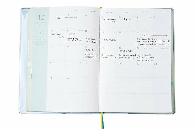 予定を書いたノートのマンスリーページ