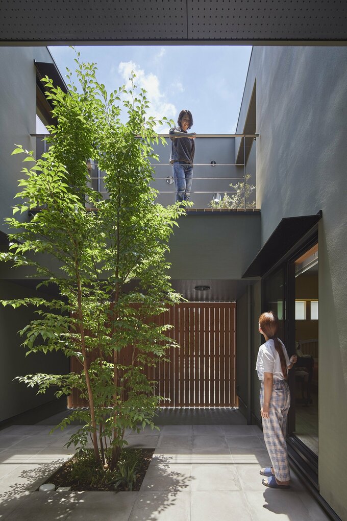 三世帯の共用の中庭