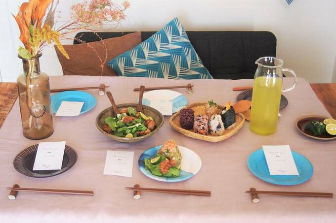 お花など飾られた食卓