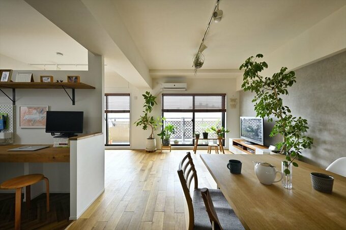 ワークスペースを併設した広々リビング