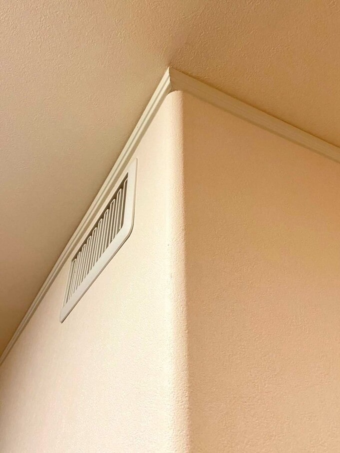 R加工の壁角と角ばった廻り縁