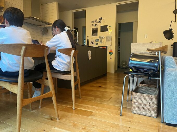 お子さんがダイニングで勉強する様子