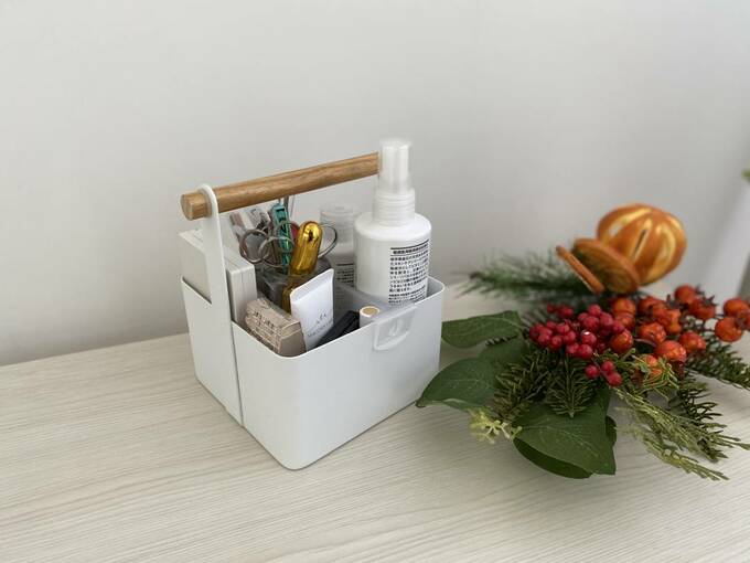 化粧品収納ボックスに化粧品など