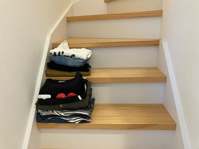 大人の洗濯物はいったん階段に置く
