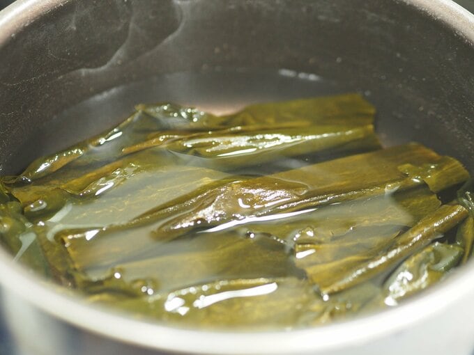 だしを取る様子