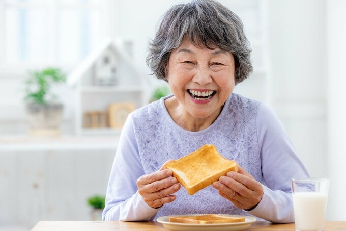 パンを食べる女性
