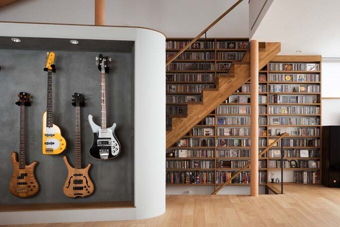 CD棚とギターのある趣味室
