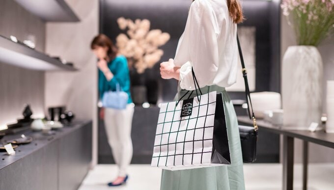 買い物する女性