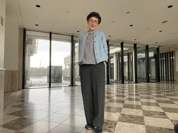 コンパクトなトップスにワイドパンツ。これが黄金バランス!