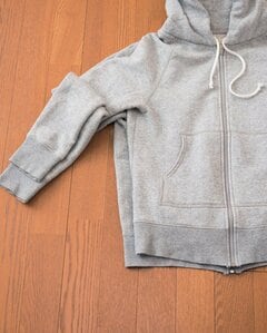 ベーシックアイテムは、サイズ違いで持つとどんな服装にも合わせられる