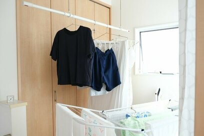 洗濯物は外干しせず、かがまない＆たたまない。家がキレイな人が「やってよかった」小さな工夫4つ