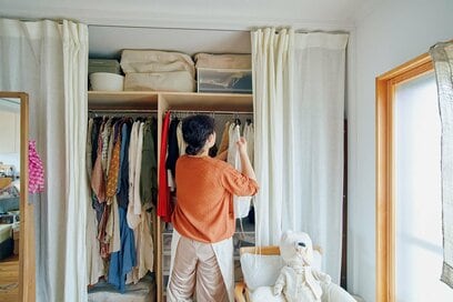 築50年団地暮らしの「クローゼット収納」。服をたたむ手間を解消するしまい方のコツ