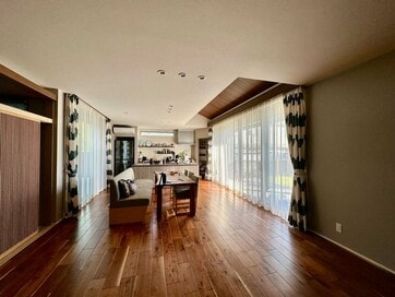 グレー系の壁紙でリビングを落ち着きある部屋に。汚れが目立たないメリットも