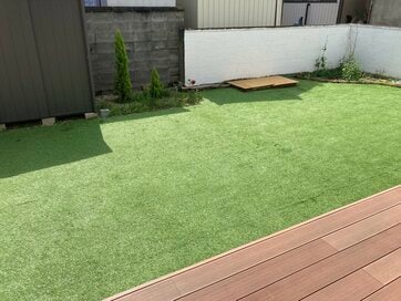 庭に人工芝を初心者がDIY。花壇や砂場もあって、ガッツリ楽しめる場所に