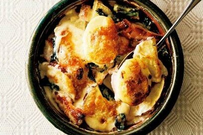 ほっこり温まる「ホウレンソウとサツマイモのグラタン」。お皿で焼くだけ、手間も最小限に