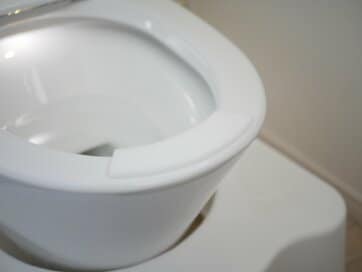 「梅雨になるとトイレがにおう…」じつはあの場所が原因かも。掃除のコツ