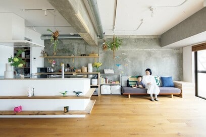 コンクリート現しの広い1LDKにマンションリノベ。造作の収納が美しい！