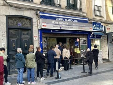 スペインの「冬の風物詩」6選。生ハムの原木がプレゼント用に店に並び、宝くじ会場は行列も