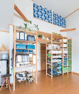 壁一面収納でも圧迫感なし。ボックス使いでリビングすっきり