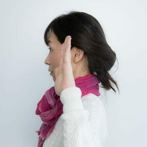 さらに1cm手を引いてその手を見ようと意識する