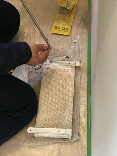 プロによる棚板の設置風景