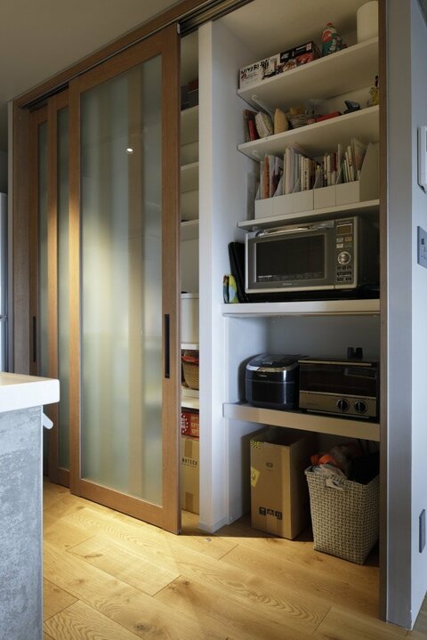 キッチン家電や食器などを収めた背面収納