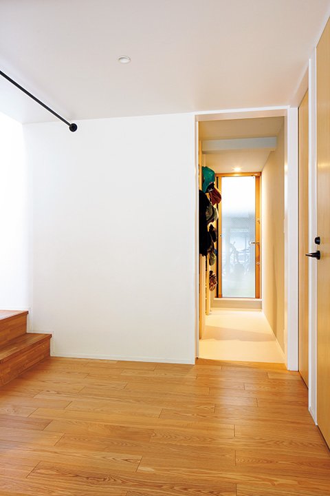 夫妻が共用する大きなウォークインクロゼット