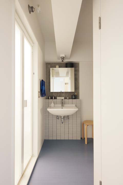 コンパクトかつシンプルなデザインの洗面スペース