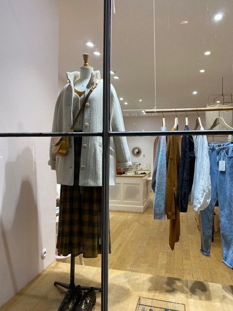 バッグをもったマネキン